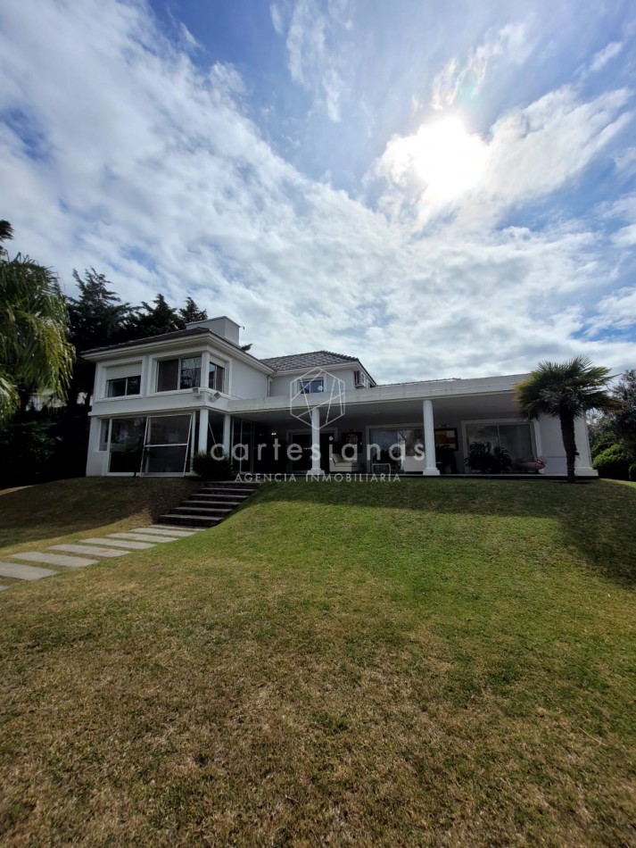 HERMOSA CASA CON FONDO GOLF COUNTRY LOMAS DE LA CAROLINA