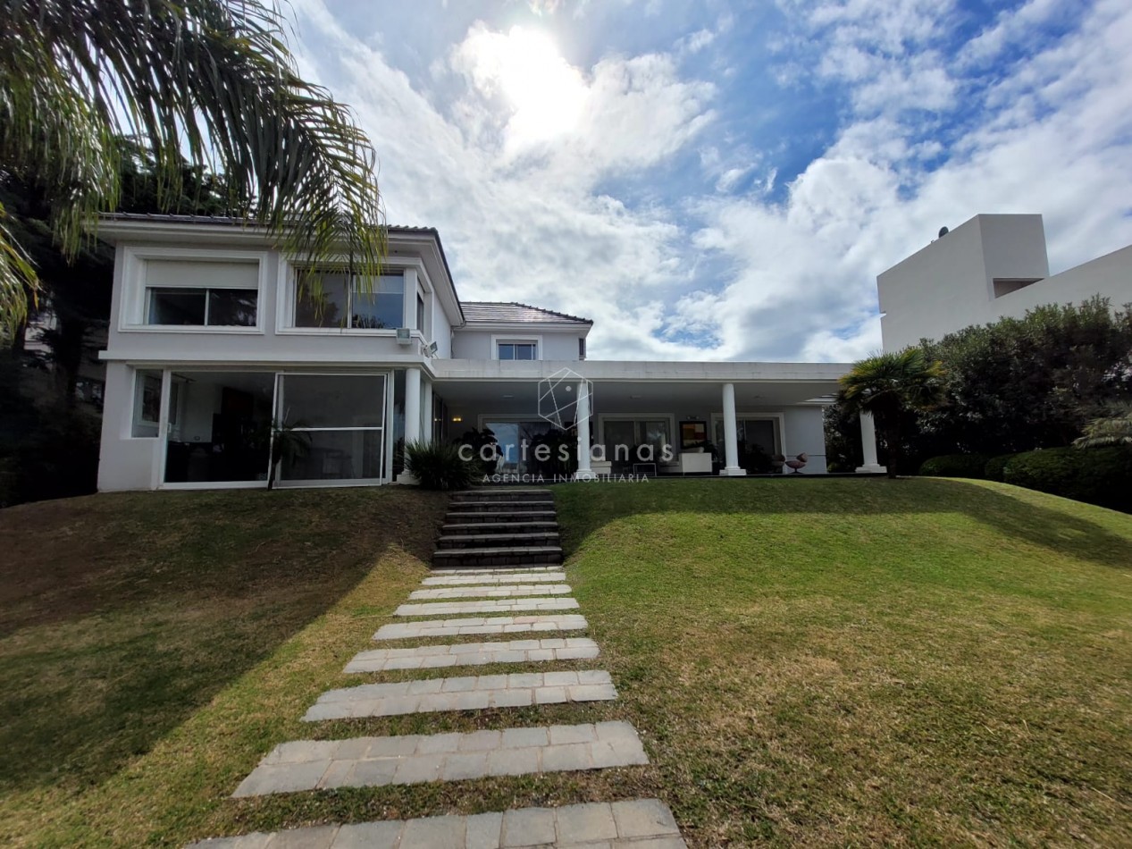 HERMOSA CASA CON FONDO GOLF COUNTRY LOMAS DE LA CAROLINA