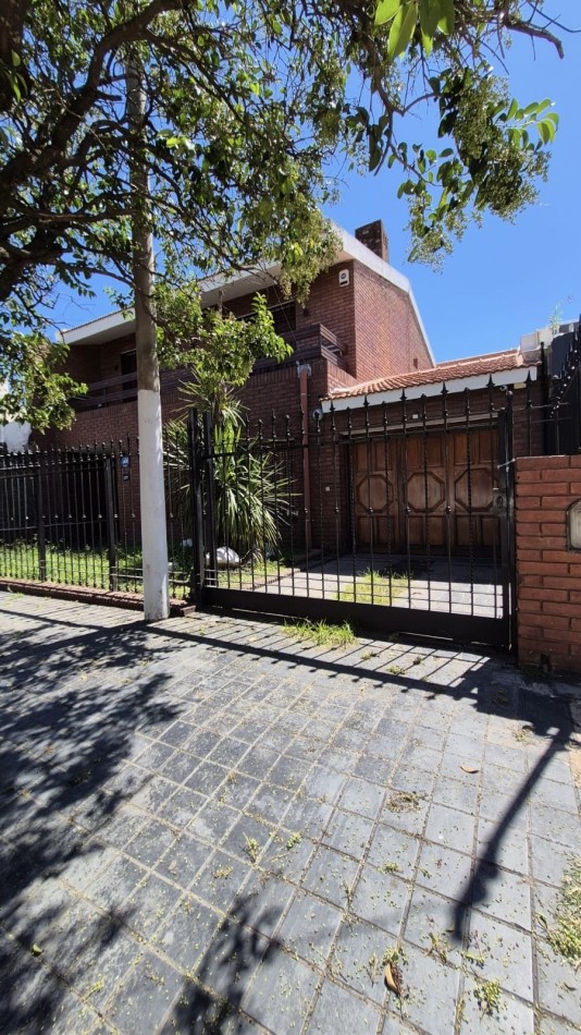 A 30 MTS DE RARAEL NUÑEZ CASA DE 4 DORM + ESCRIT C/PILETA