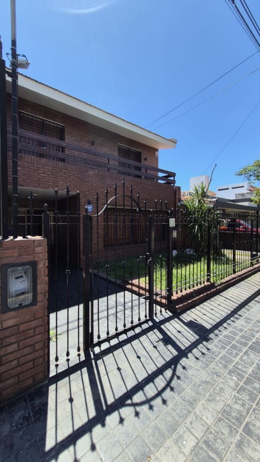 A 30 MTS DE RARAEL NUÑEZ CASA DE 4 DORM + ESCRIT C/PILETA