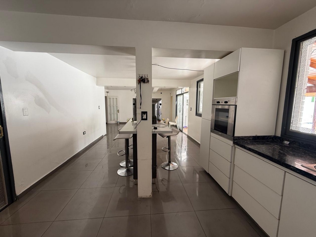 A 30 MTS DE RARAEL NUÑEZ CASA DE 4 DORM + ESCRIT C/PILETA