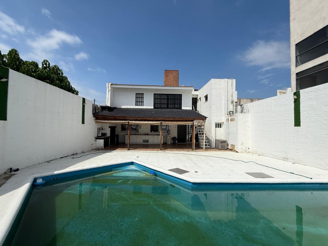 A 30 MTS DE RARAEL NUÑEZ CASA DE 4 DORM + ESCRIT C/PILETA