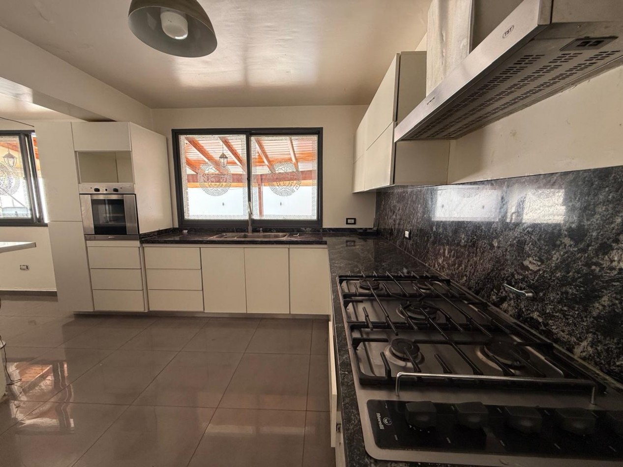 A 30 MTS DE RARAEL NUÑEZ CASA DE 4 DORM + ESCRIT C/PILETA