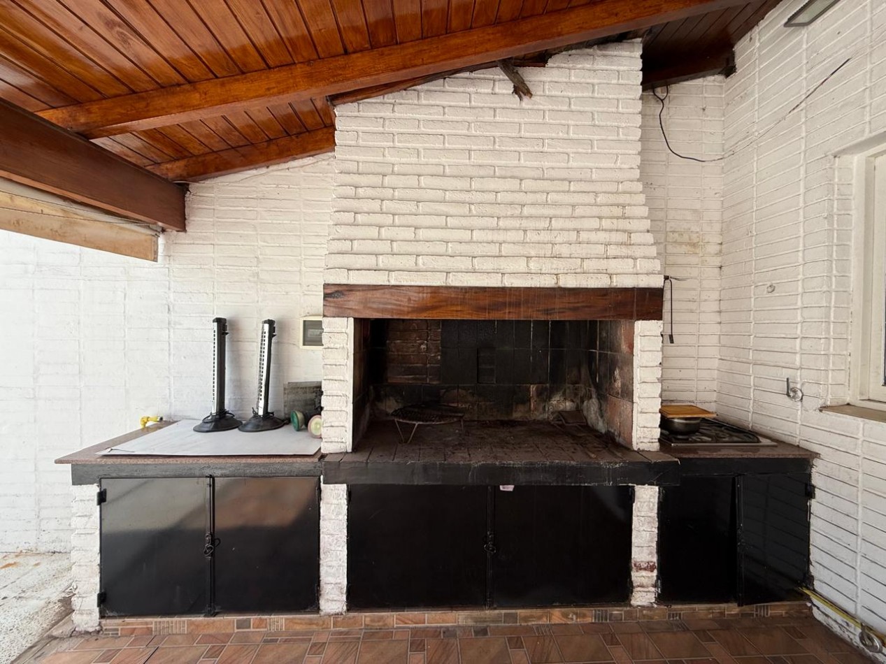 A 30 MTS DE RARAEL NUÑEZ CASA DE 4 DORM + ESCRIT C/PILETA