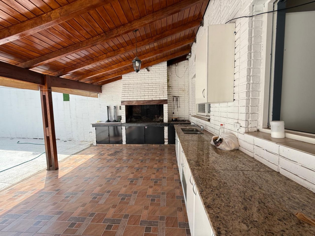 A 30 MTS DE RARAEL NUÑEZ CASA DE 4 DORM + ESCRIT C/PILETA