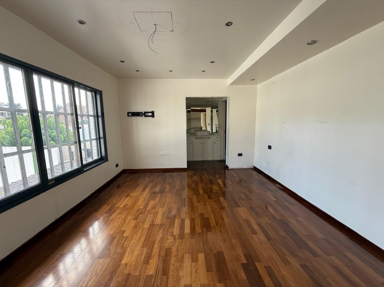 A 30 MTS DE RARAEL NUÑEZ CASA DE 4 DORM + ESCRIT C/PILETA