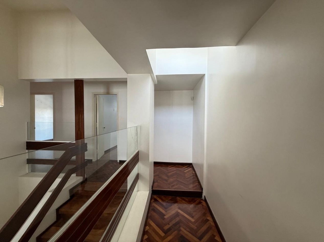 A 30 MTS DE RARAEL NUÑEZ CASA DE 4 DORM + ESCRIT C/PILETA