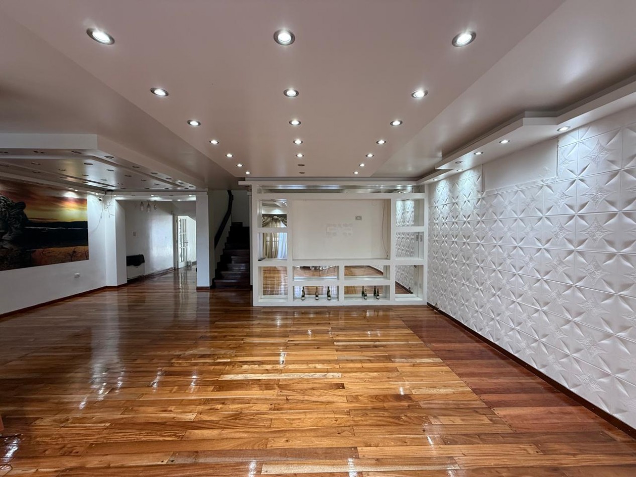 A 30 MTS DE RARAEL NUÑEZ CASA DE 4 DORM + ESCRIT C/PILETA