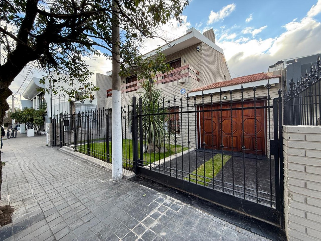 A 30 MTS DE RAFAEL NUÑEZ CASA DE 4 DORM + ESCRIT C/PILETA