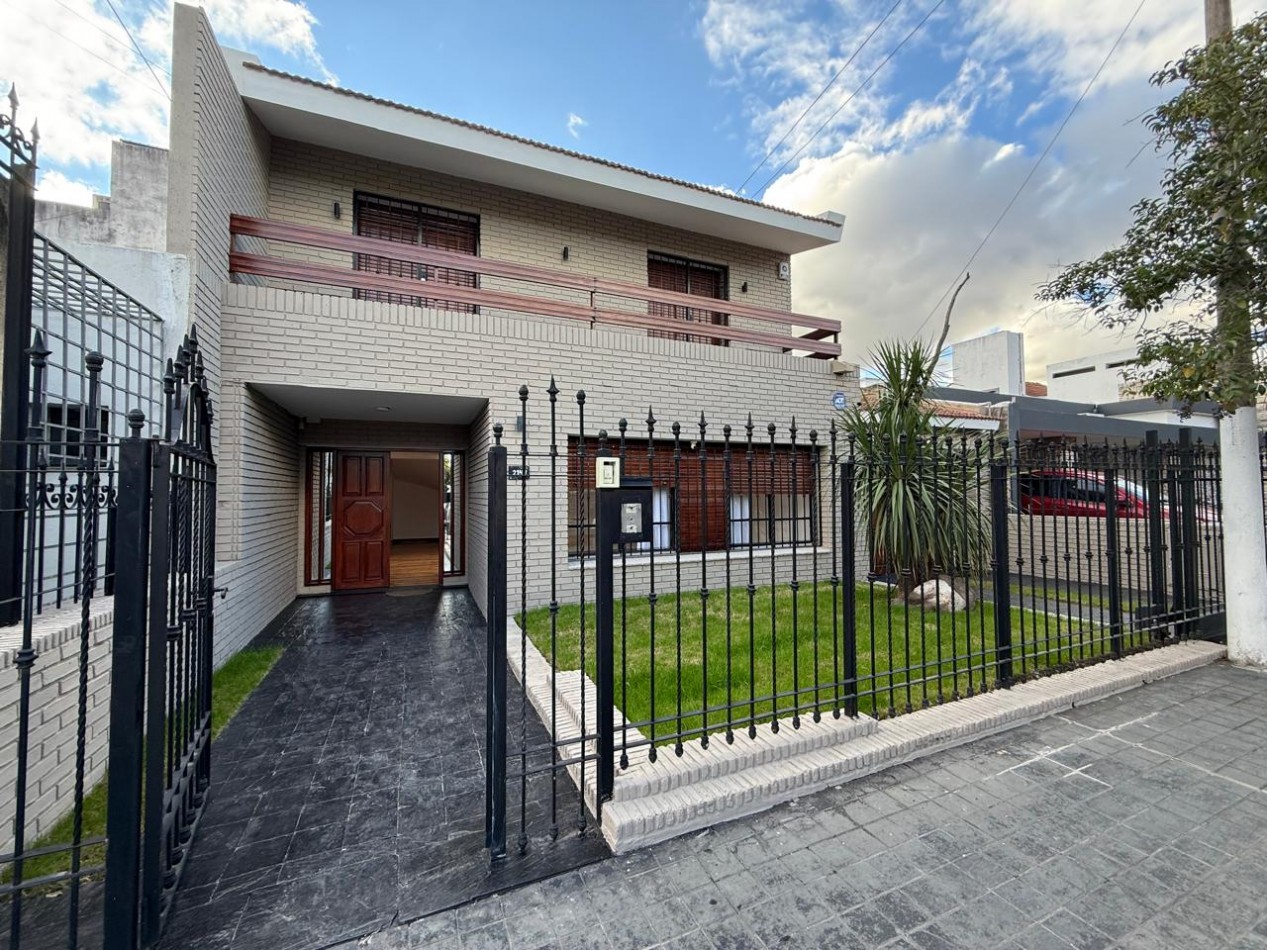 A 30 MTS DE RAFAEL NUÑEZ CASA DE 4 DORM + ESCRIT C/PILETA