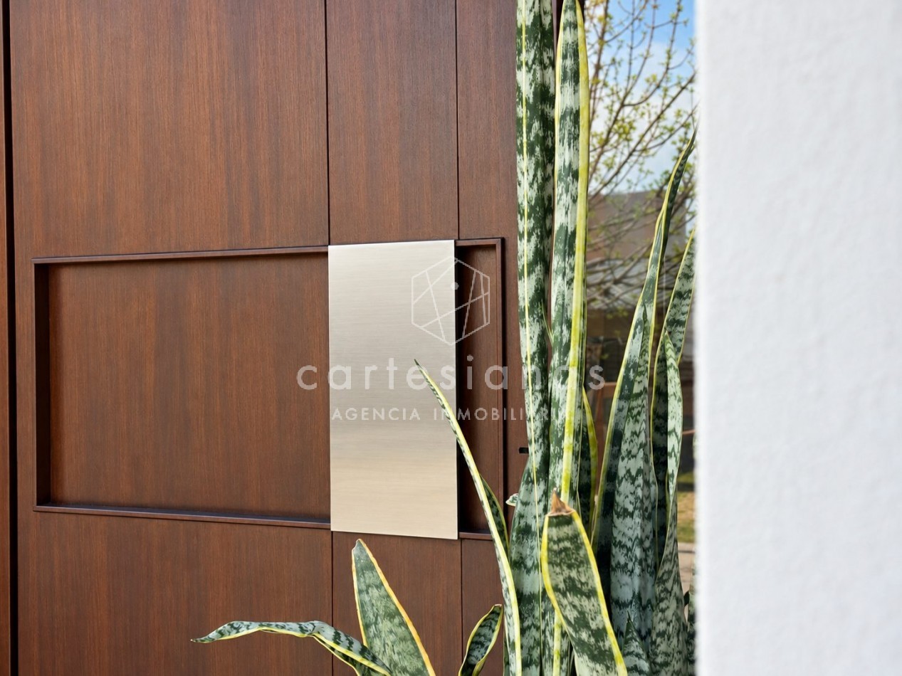 CASA EN PLANTA BAJA. RIBERAS DE MANANTIALES. 3 DORM + ESCR. PILETA CLIMATIZADA. PLANOS Y ESCRITURA
