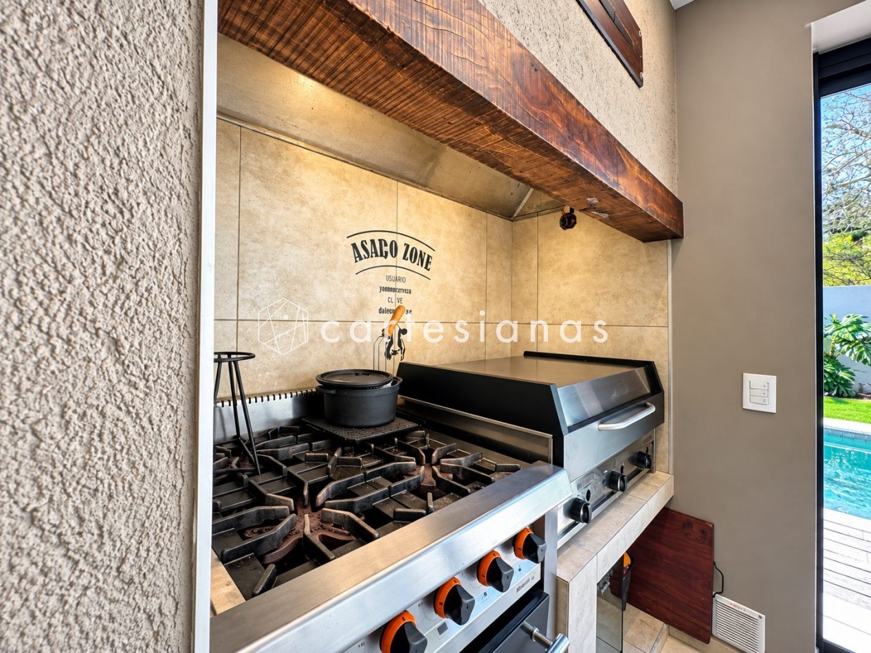 CASA EN PLANTA BAJA. RIBERAS DE MANANTIALES. 3 DORM + ESCR. PILETA CLIMATIZADA. PLANOS Y ESCRITURA