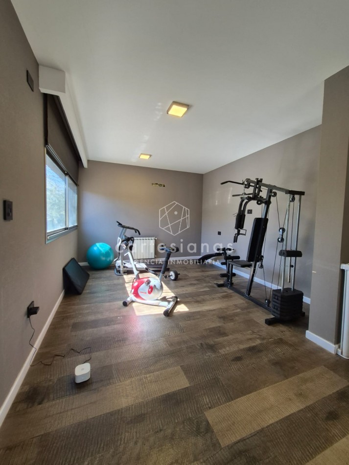 CINCO LOMAS. ALQUILER AMOBLADO ANUAL. CASA DE 3 DORM/ESCRIT/GYM/PILETA