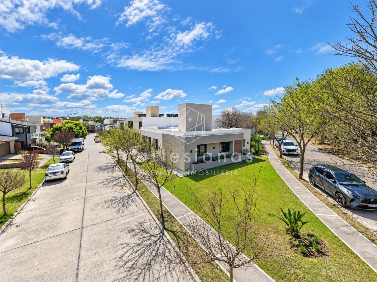 CASA EN PLANTA BAJA. RIBERAS DE MANANTIALES. 3 DORM + ESCR. PILETA CLIMATIZADA. PLANOS Y ESCRITURA