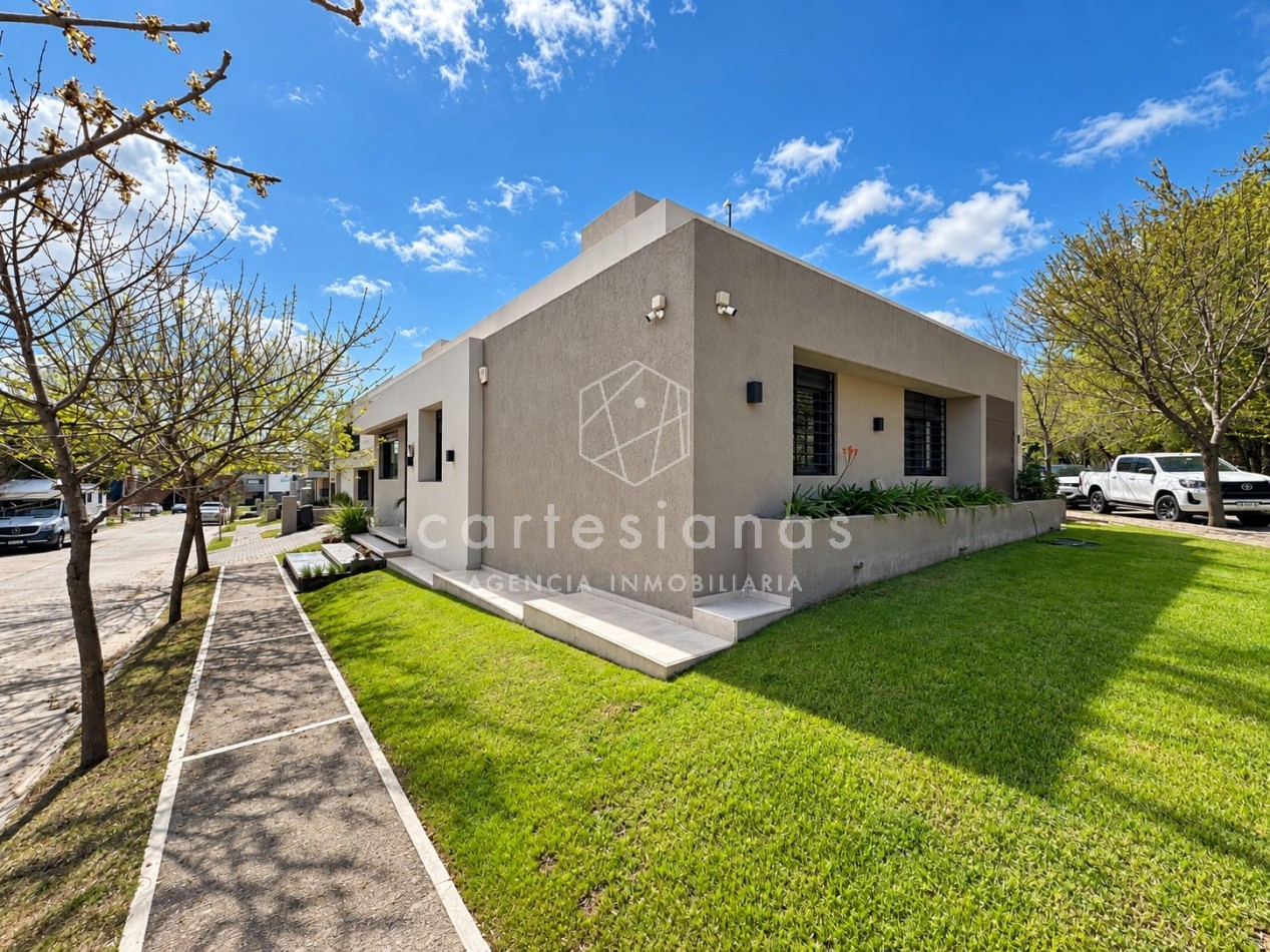 CASA EN PLANTA BAJA. RIBERAS DE MANANTIALES. 3 DORM + ESCR. PILETA CLIMATIZADA. PLANOS Y ESCRITURA