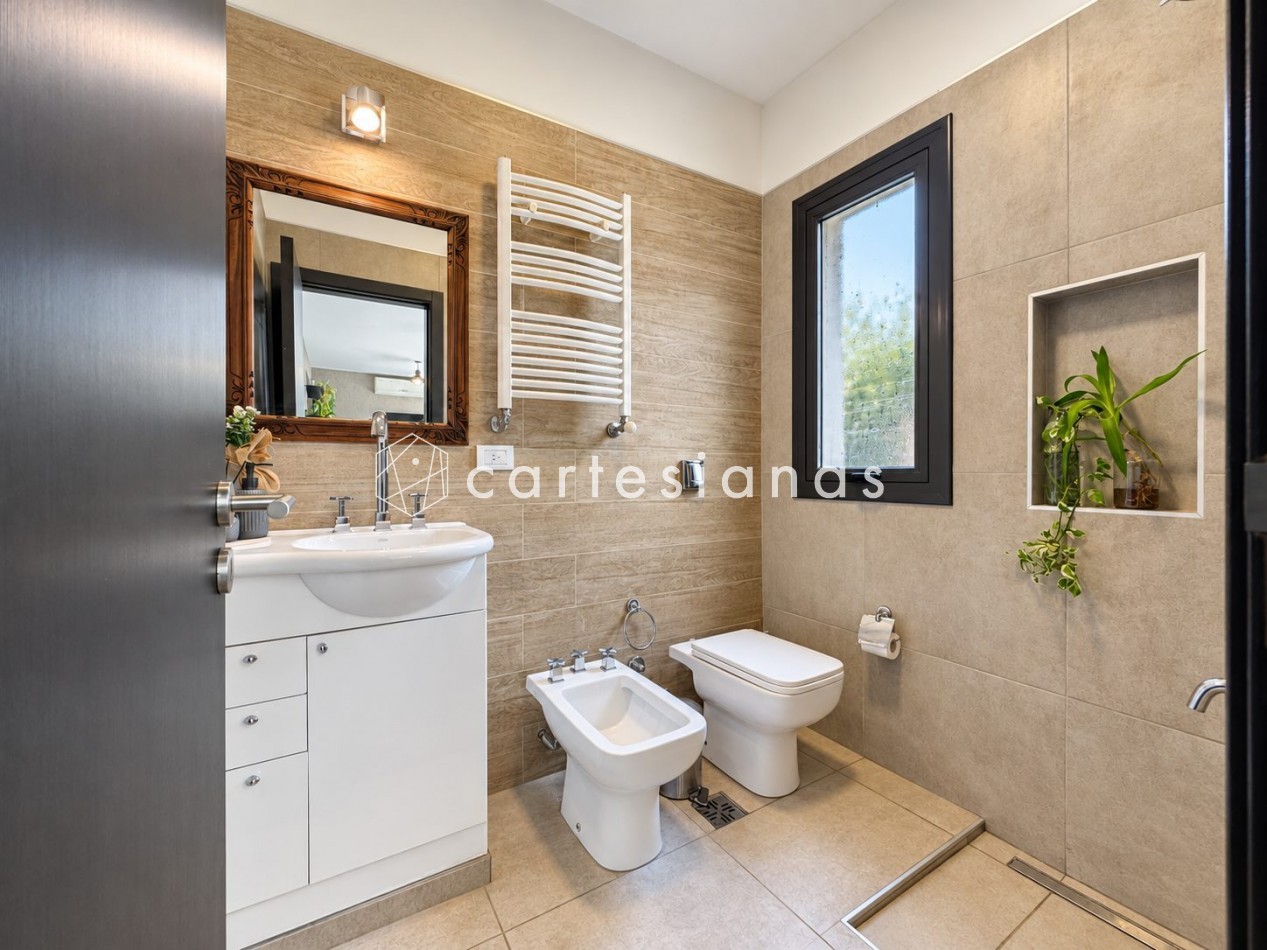 CASA EN PLANTA BAJA. RIBERAS DE MANANTIALES. 3 DORM + ESCR. PILETA CLIMATIZADA. PLANOS Y ESCRITURA