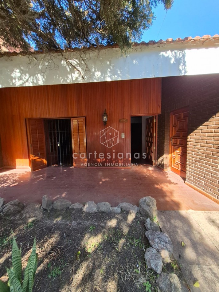 CASA DE 3 DORM+PLAYROOM+OFICINA C/INGRESO INDEP+QUINCHO + DEPENDENCIA - APTO OFICINA/CONSULTORIOS
