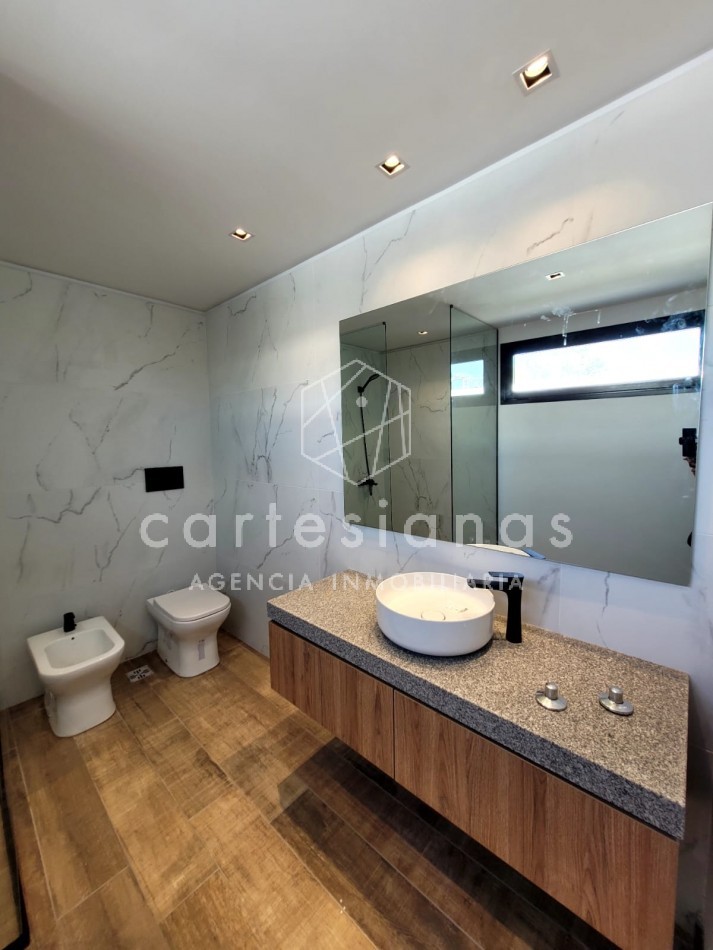 ALQUILER CASA EN HOUSING MAREMMA B° LA CAROLINA - CATEGORIA