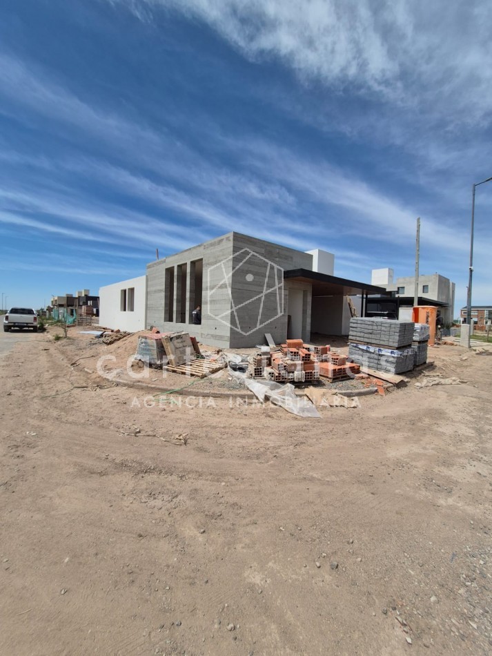 CASA EN PLANTA BAJA DE 3 DORMITORIOS. NOBU/DOCTA.