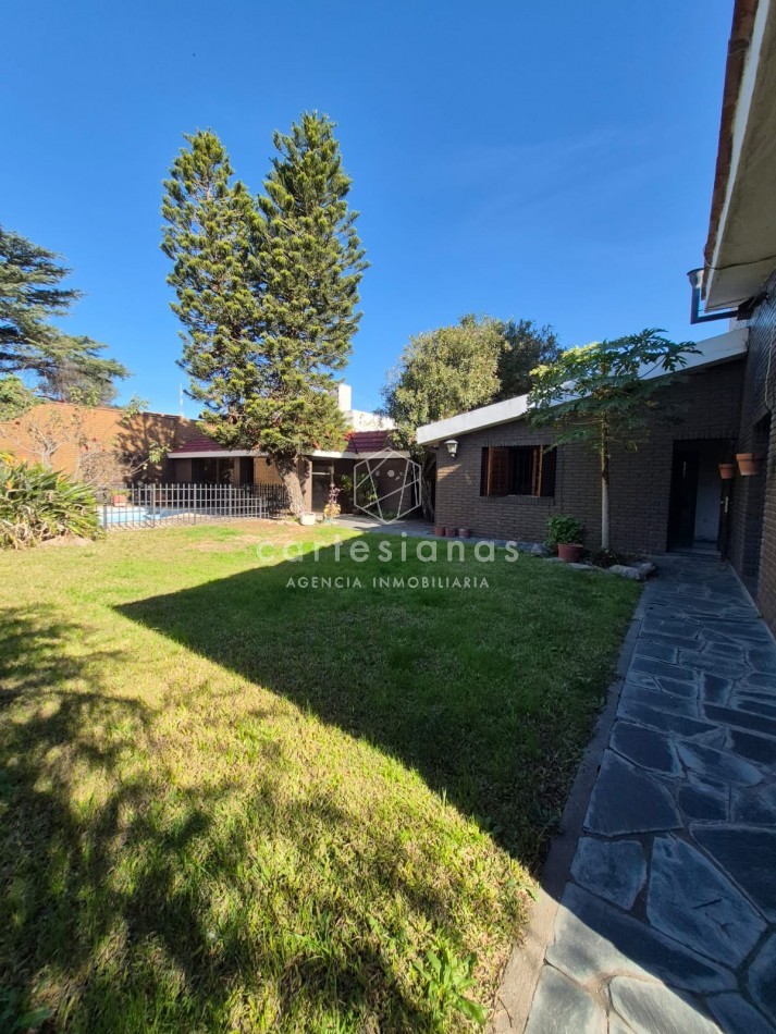 CASA DE 3 DORM+PLAYROOM+OFICINA C/INGRESO INDEP+QUINCHO + DEPENDENCIA - APTO OFICINA/CONSULTORIOS