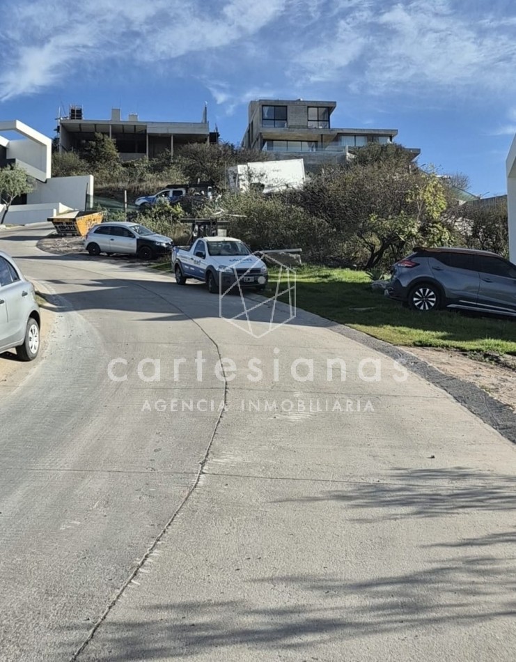 LOTE EN LA DESEADA COUNTRY EN UNA DE LAS CUADRAS MAS LINDAS DEL BARRIO!