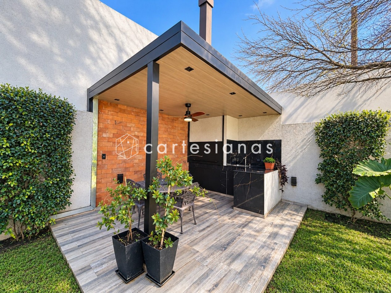 CASA EN PLANTA BAJA. RIBERAS DE MANANTIALES. 3 DORM + ESCR. PILETA CLIMATIZADA. PLANOS Y ESCRITURA