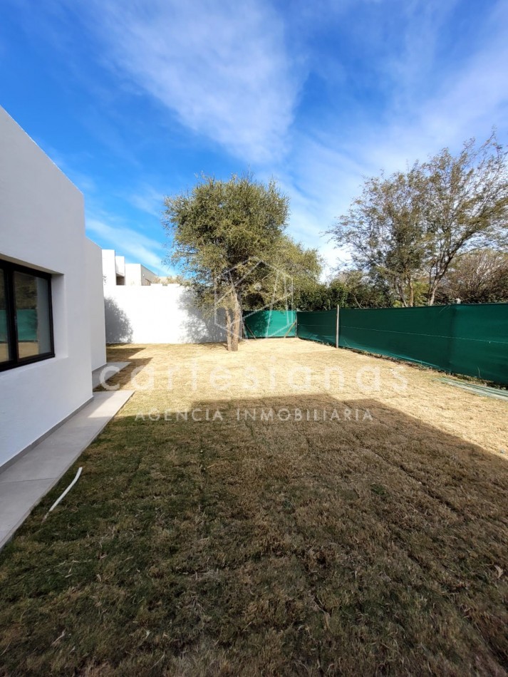 APTO CREDITO HIPOTECARIO LAS CAÑITAS BARRIO PRIVADO CASA DE 2 DORM +ESCRITORIO