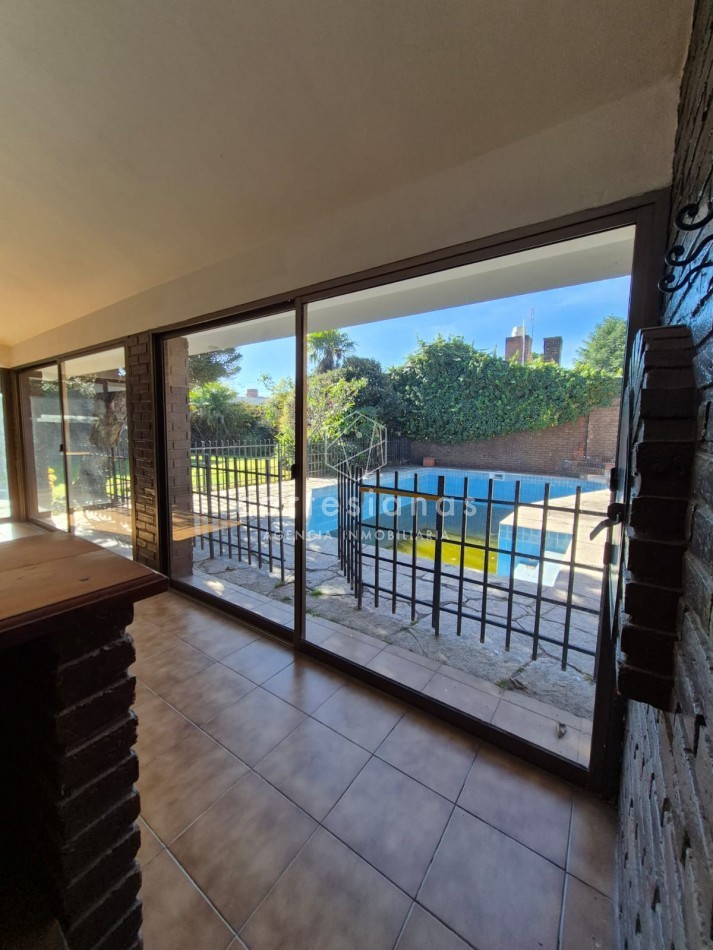 CASA DE 3 DORM+PLAYROOM+OFICINA C/INGRESO INDEP+QUINCHO + DEPENDENCIA - APTO OFICINA/CONSULTORIOS