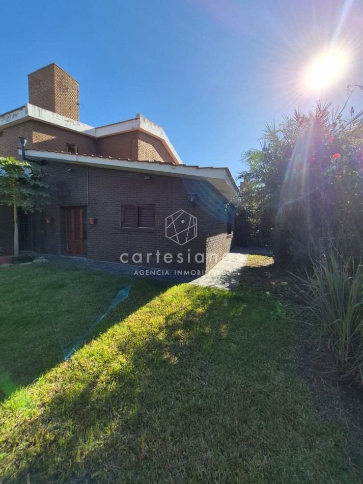 CASA DE 3 DORM+PLAYROOM+OFICINA C/INGRESO INDEP+QUINCHO + DEPENDENCIA - APTO OFICINA/CONSULTORIOS