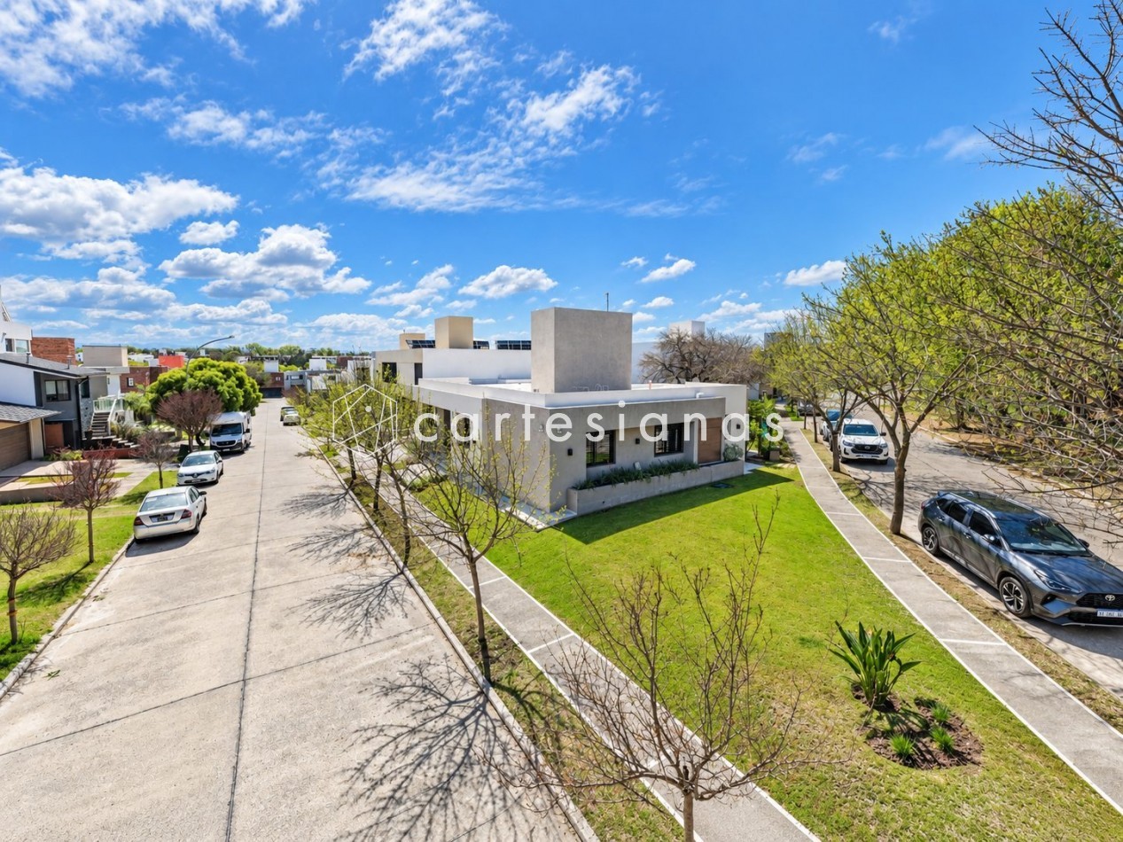 CASA EN PLANTA BAJA. RIBERAS DE MANANTIALES. 3 DORM + ESCR. PILETA CLIMATIZADA. PLANOS Y ESCRITURA