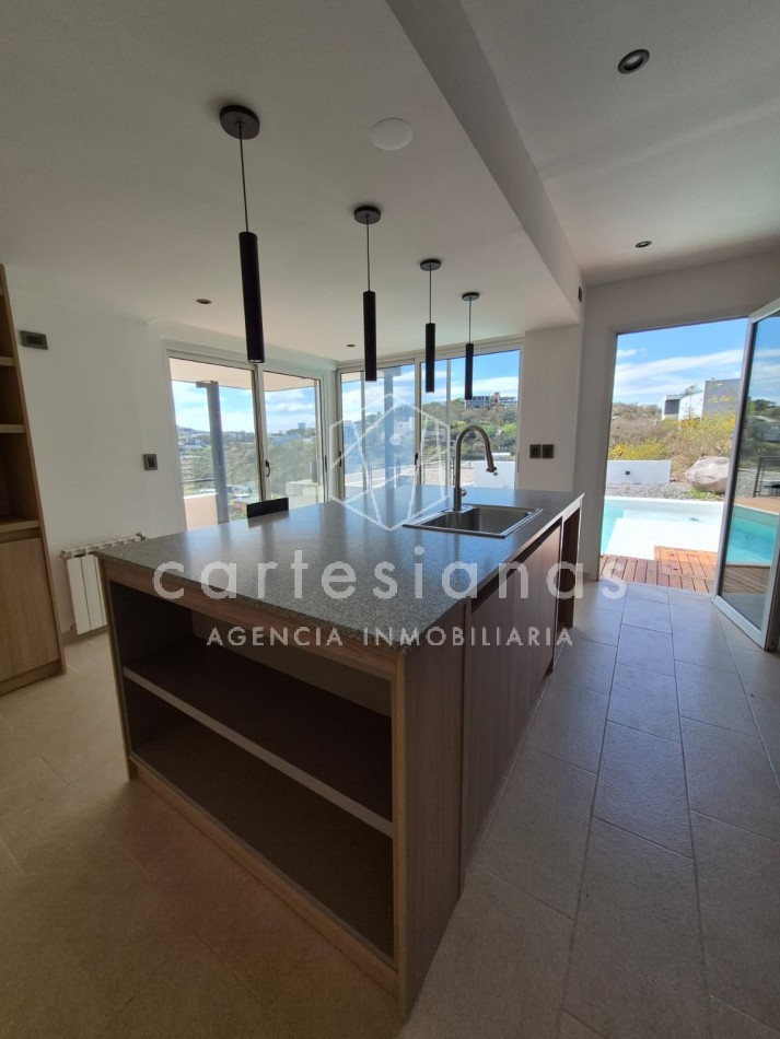 LA CUESTA VILLA RESIDENCIAL. EN VENTA CASA DE 3 DORMITORIOS. 