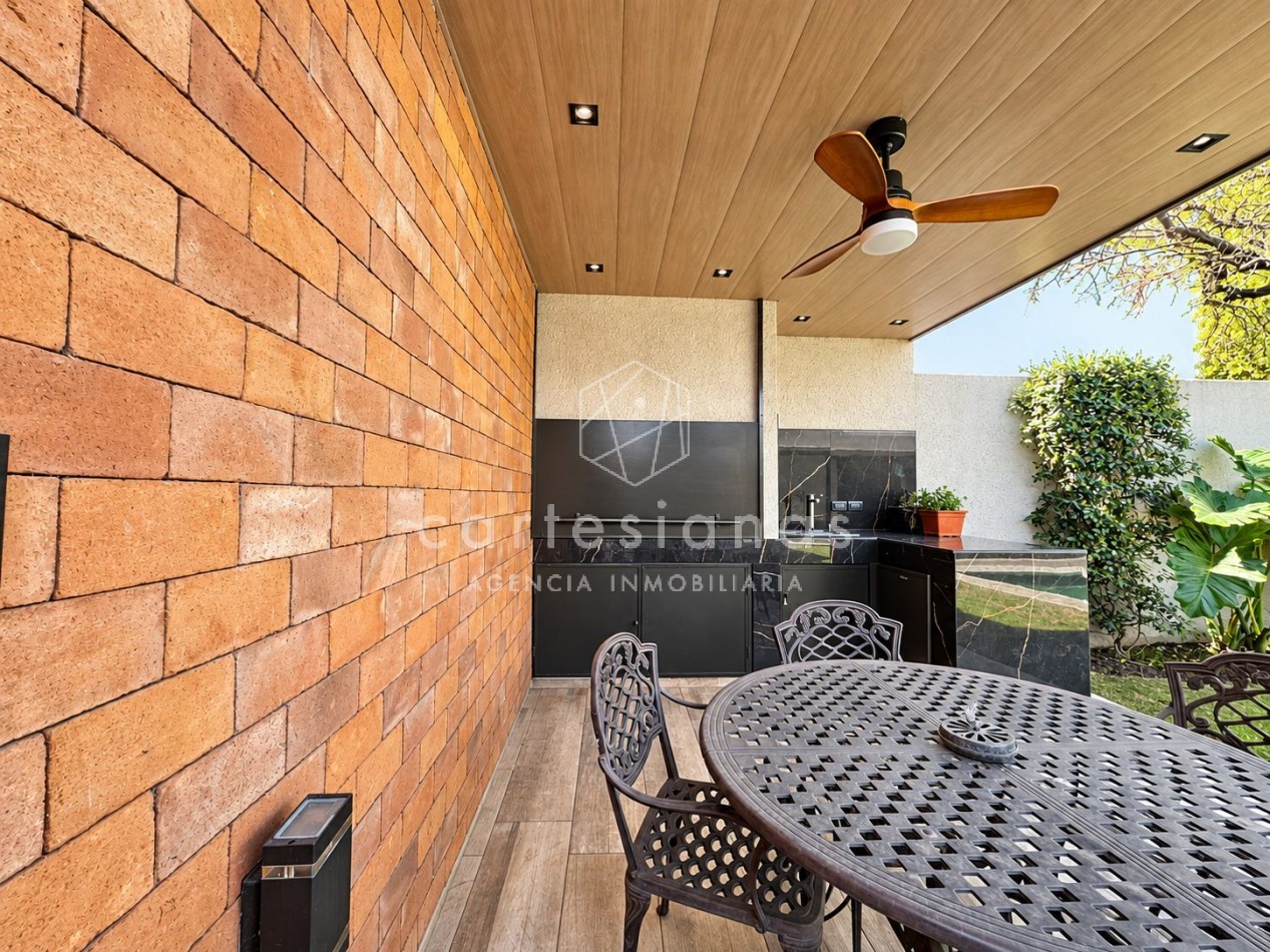 CASA EN PLANTA BAJA. RIBERAS DE MANANTIALES. 3 DORM + ESCR. PILETA CLIMATIZADA. PLANOS Y ESCRITURA