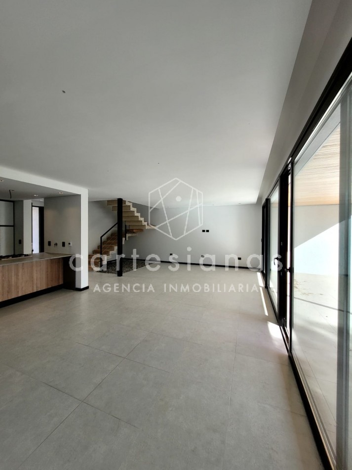 ALQUILER CASA EN HOUSING MAREMMA B° LA CAROLINA - CATEGORIA
