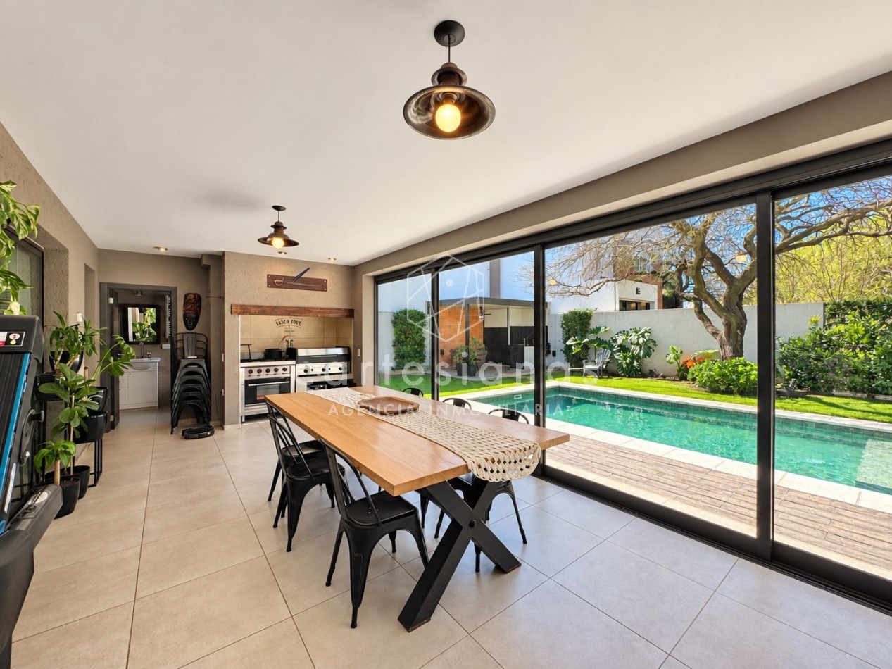 CASA EN PLANTA BAJA. RIBERAS DE MANANTIALES. 3 DORM + ESCR. PILETA CLIMATIZADA. PLANOS Y ESCRITURA