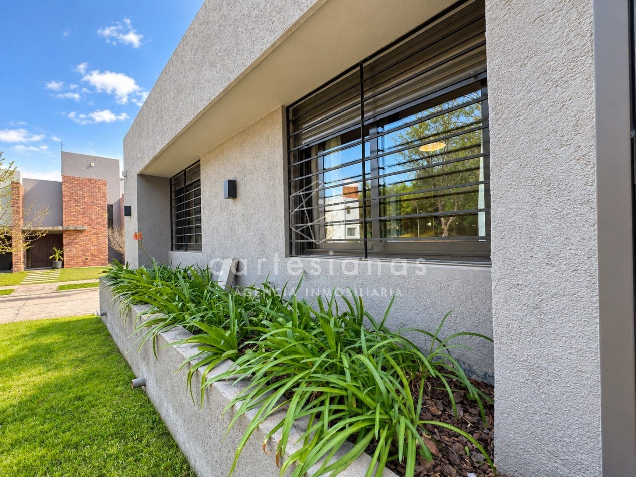 CASA EN PLANTA BAJA. RIBERAS DE MANANTIALES. 3 DORM + ESCR. PILETA CLIMATIZADA. PLANOS Y ESCRITURA