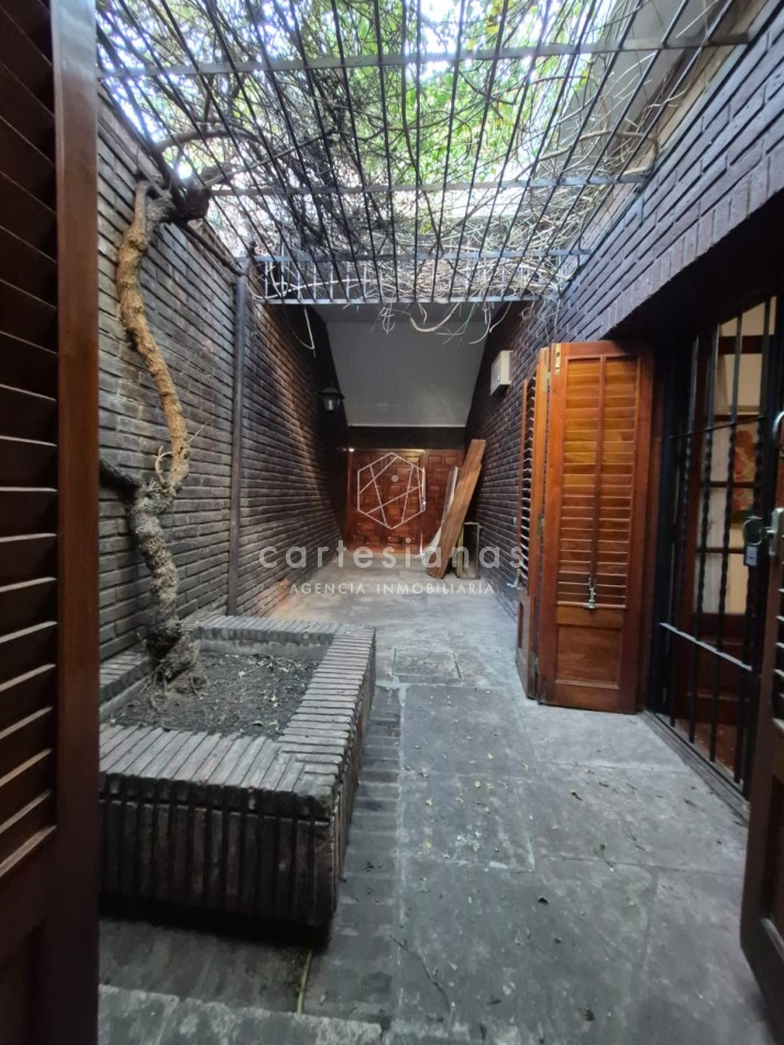 CASA DE 3 DORM+PLAYROOM+OFICINA C/INGRESO INDEP+QUINCHO + DEPENDENCIA - APTO OFICINA/CONSULTORIOS