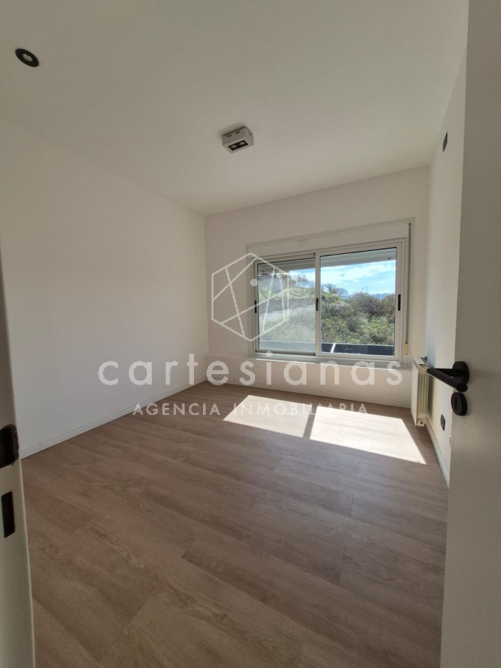 LA CUESTA VILLA RESIDENCIAL. EN VENTA CASA DE 3 DORMITORIOS. 