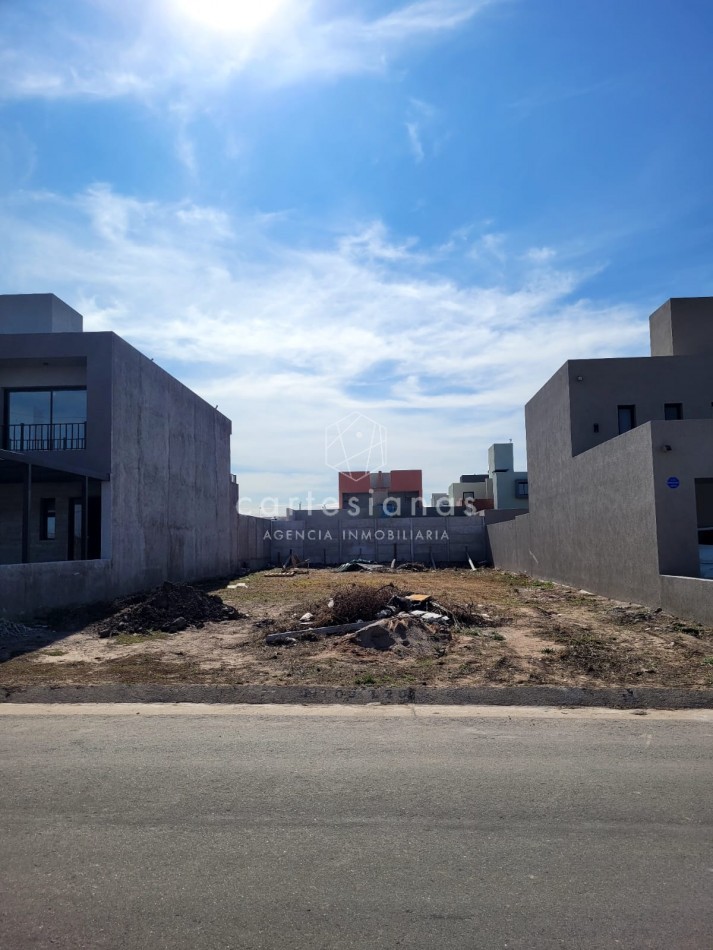 DOCTA LOTE DE 360 M2 - FRENTE A ESPACIO VERDE