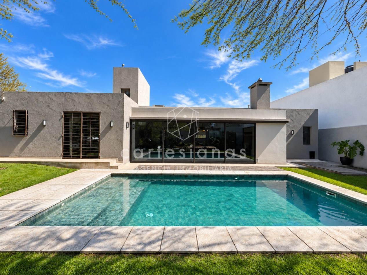 CASA EN PLANTA BAJA. RIBERAS DE MANANTIALES. 3 DORM + ESCR. PILETA CLIMATIZADA. PLANOS Y ESCRITURA