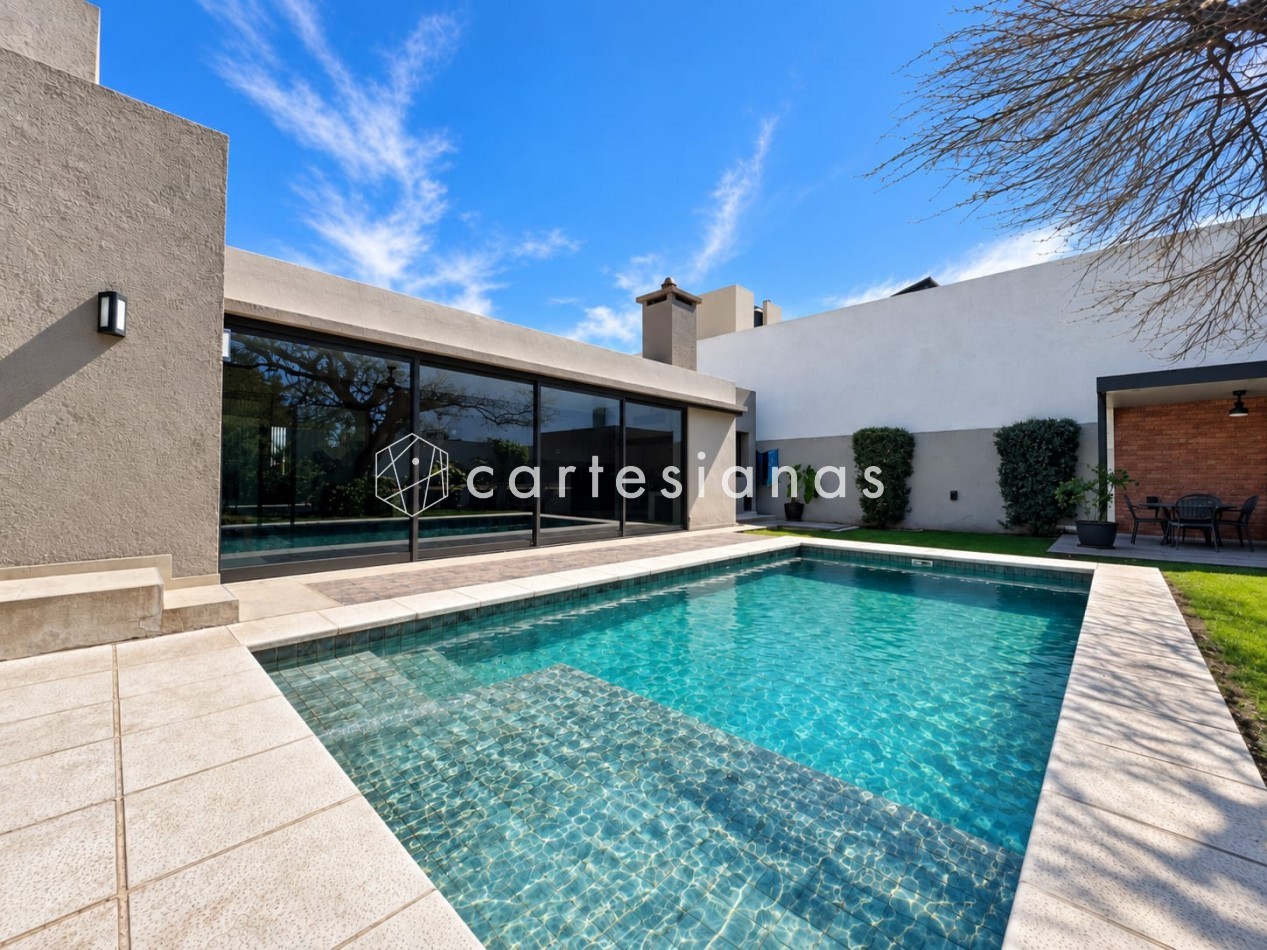 CASA EN PLANTA BAJA. RIBERAS DE MANANTIALES. 3 DORM + ESCR. PILETA CLIMATIZADA. PLANOS Y ESCRITURA