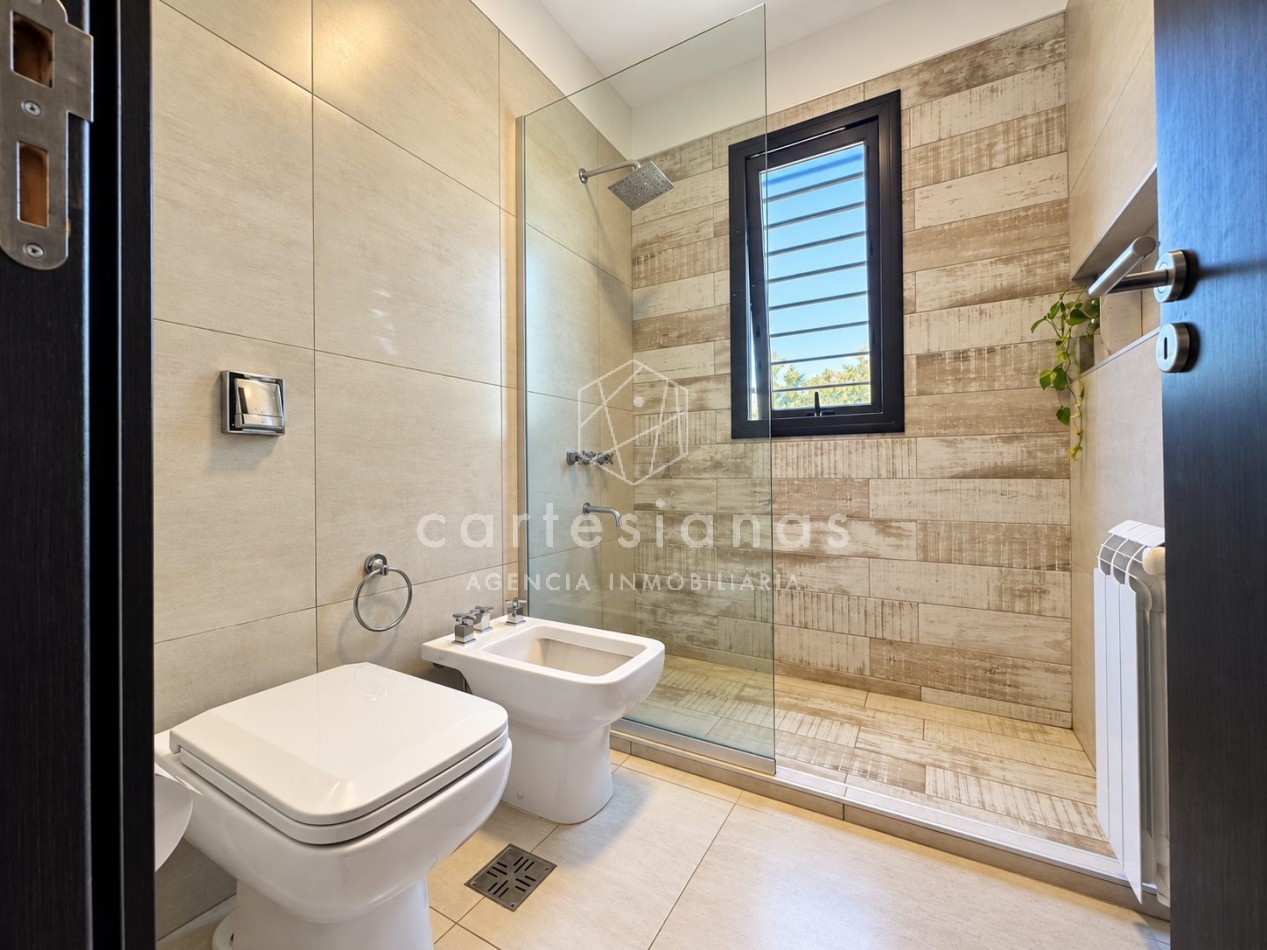 CASA EN PLANTA BAJA. RIBERAS DE MANANTIALES. 3 DORM + ESCR. PILETA CLIMATIZADA. PLANOS Y ESCRITURA