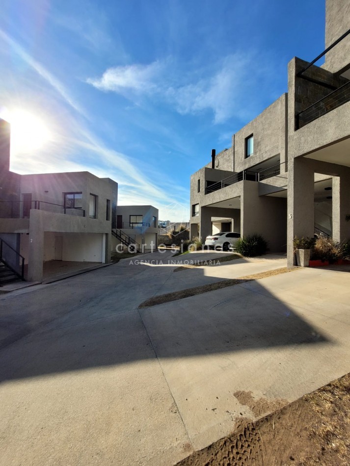 DUPLEX DE 3 DORM CON HERMOSAS VISTAS EN BARRIO PRIVADO LA CUESTA