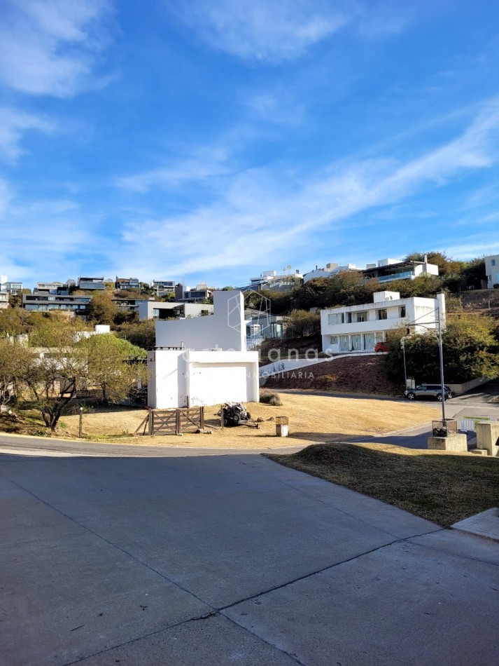 DUPLEX DE 3 DORM CON HERMOSAS VISTAS EN BARRIO PRIVADO LA CUESTA