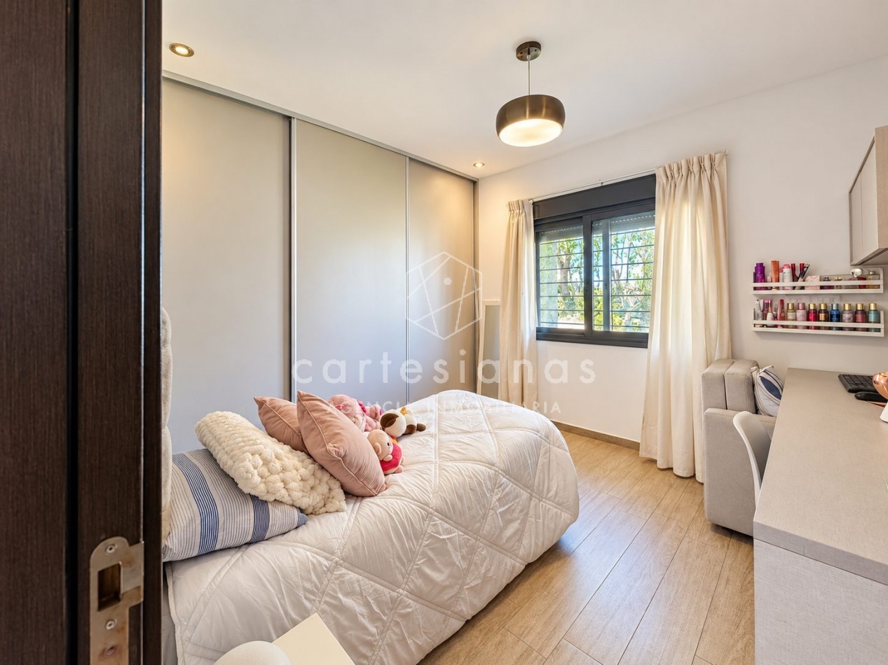CASA EN PLANTA BAJA. RIBERAS DE MANANTIALES. 3 DORM + ESCR. PILETA CLIMATIZADA. PLANOS Y ESCRITURA