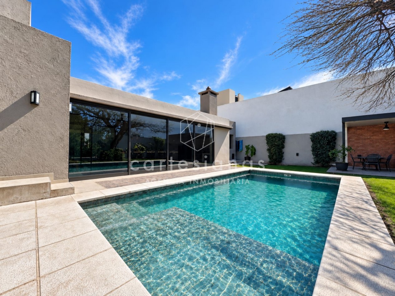 CASA EN PLANTA BAJA. RIBERAS DE MANANTIALES. 3 DORM + ESCR. PILETA CLIMATIZADA. PLANOS Y ESCRITURA