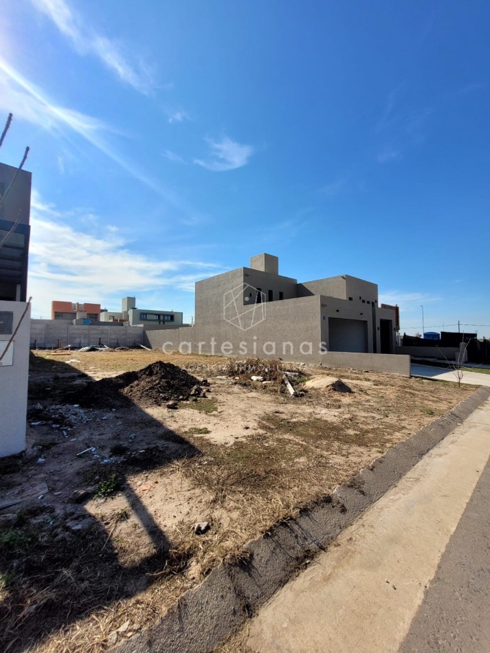 DOCTA LOTE DE 360 M2 - FRENTE A ESPACIO VERDE