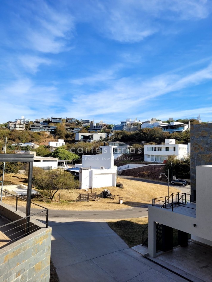 DUPLEX DE 3 DORM CON HERMOSAS VISTAS EN BARRIO PRIVADO LA CUESTA