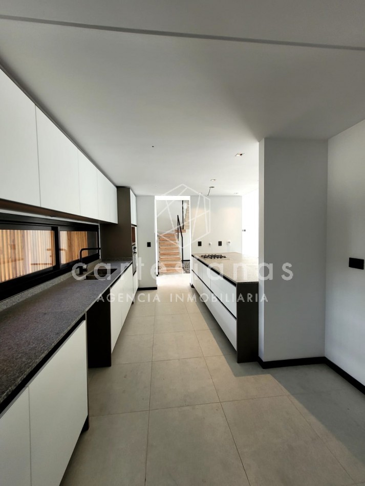 ALQUILER CASA EN HOUSING MAREMMA B° LA CAROLINA - CATEGORIA