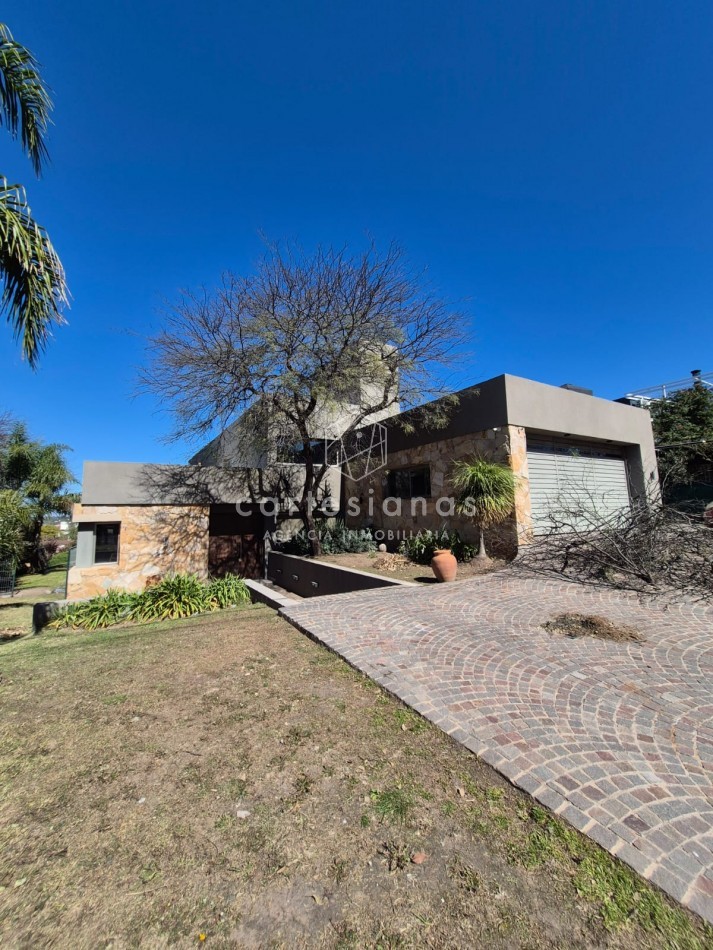 CINCO LOMAS. ALQUILER AMOBLADO ANUAL. CASA DE 3 DORM/ESCRIT/GYM/PILETA