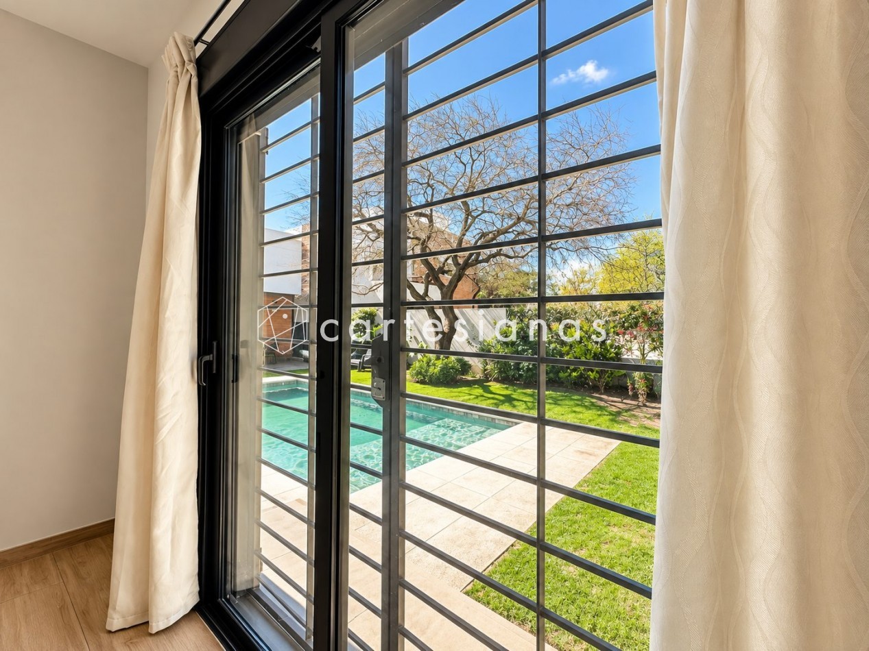 CASA EN PLANTA BAJA. RIBERAS DE MANANTIALES. 3 DORM + ESCR. PILETA CLIMATIZADA. PLANOS Y ESCRITURA